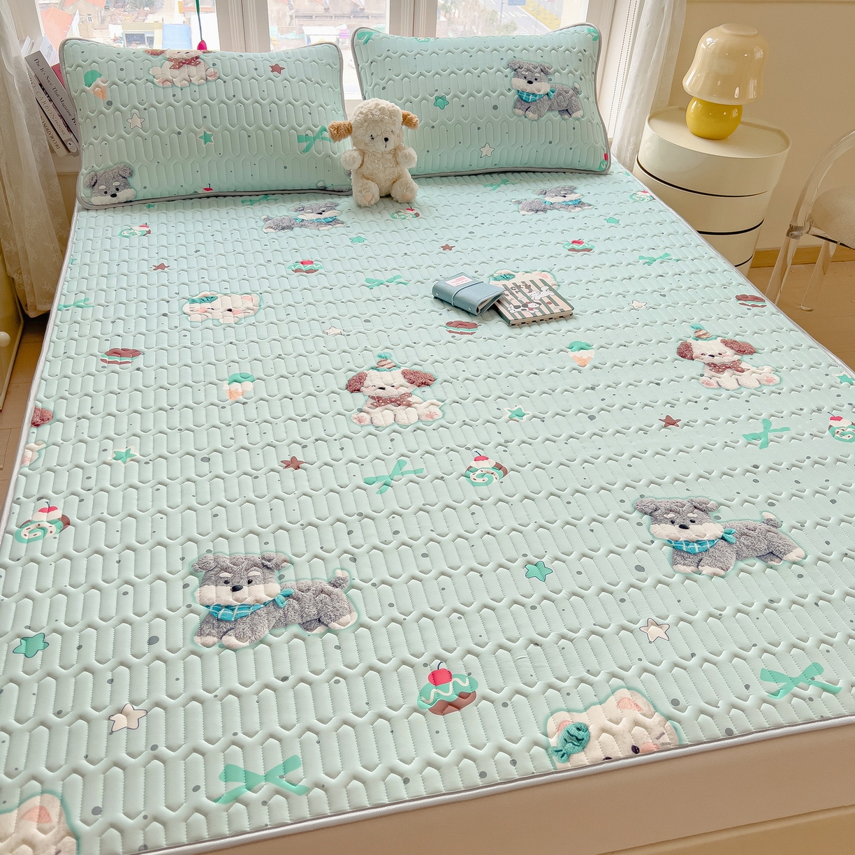 91家纺网 家纺一手货源 找家纺 丝羽坊 2026新款高密凉感丝印花乳胶凉席-平铺款 奶绿汪仔