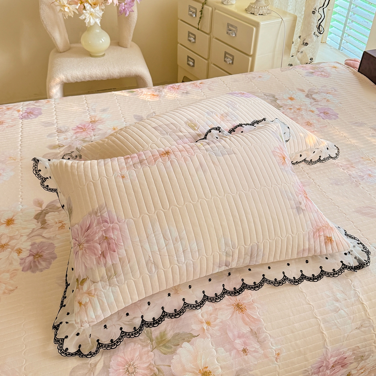 91家纺网 家纺一手货源 找家纺 绒世界 2026新款凉感丝夹棉床盖款三件套 花间辞