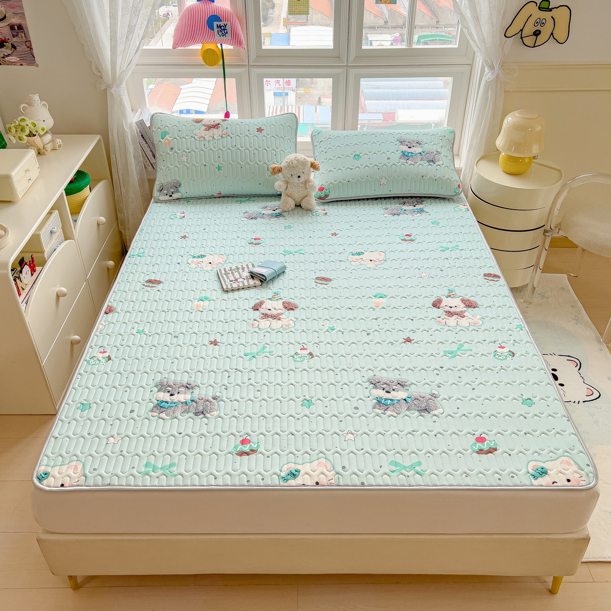 91家纺网 家纺一手货源 找家纺 丝羽坊 2026新款高密凉感丝印花乳胶凉席-平铺款 奶绿汪仔