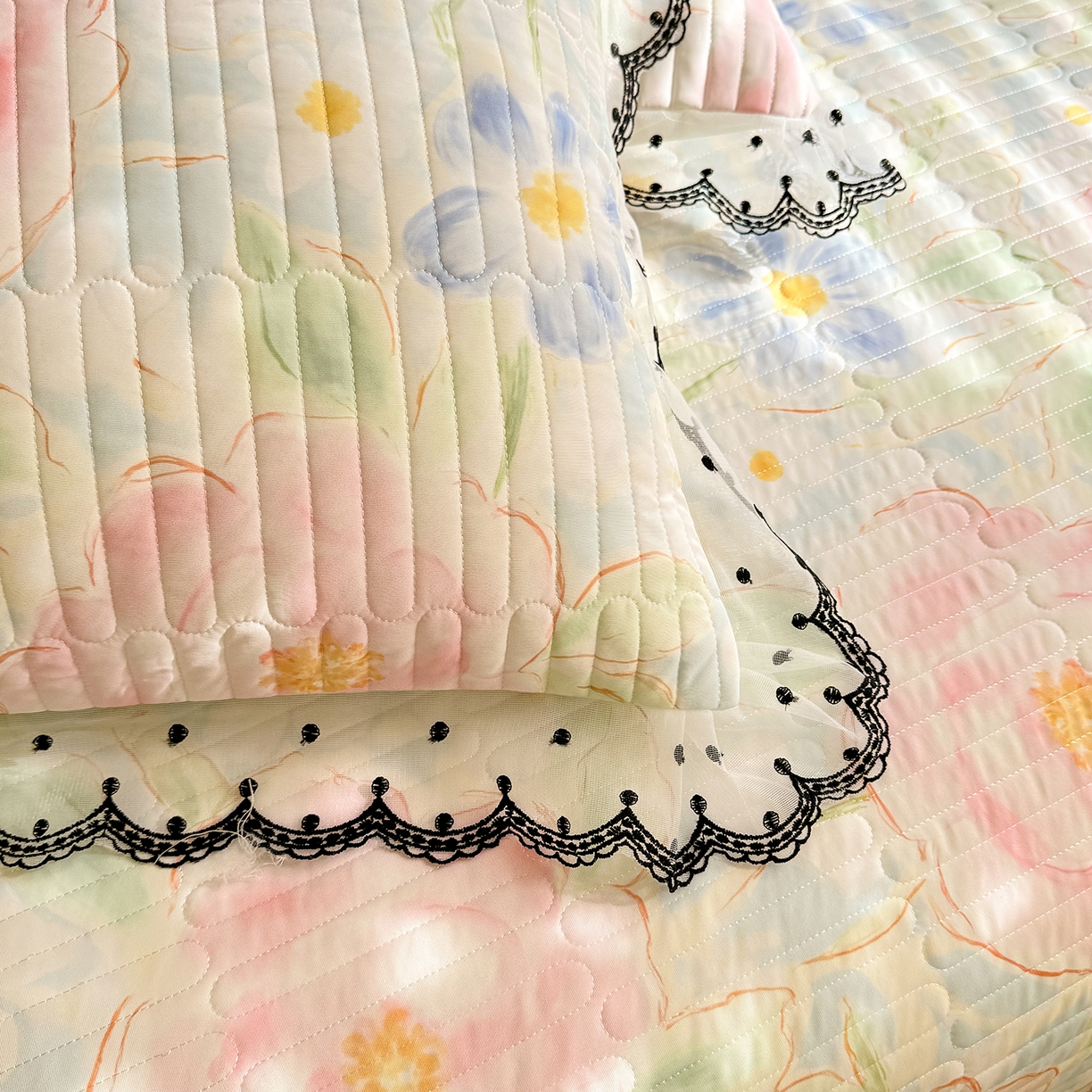 91家纺网 家纺一手货源 找家纺 绒世界 2026新款凉感丝夹棉床盖款三件套 山花浪漫