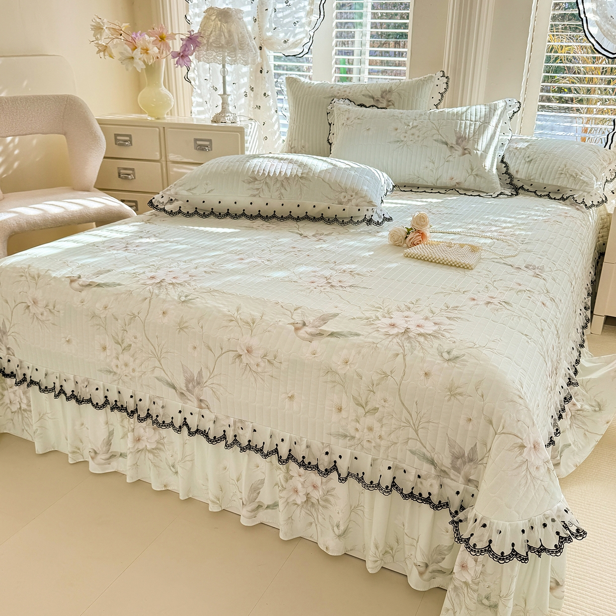 91家纺网 家纺一手货源 找家纺 绒世界 2026新款凉感丝夹棉床盖款三件套 花枝鸟影