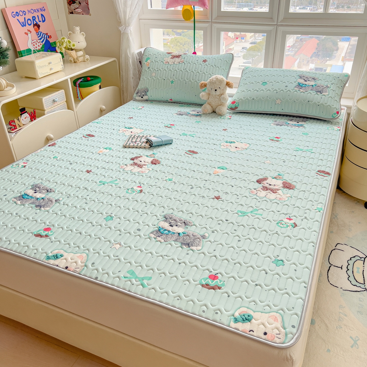 91家纺网 家纺一手货源 找家纺 丝羽坊 2026新款高密凉感丝印花乳胶凉席-平铺款 奶绿汪仔