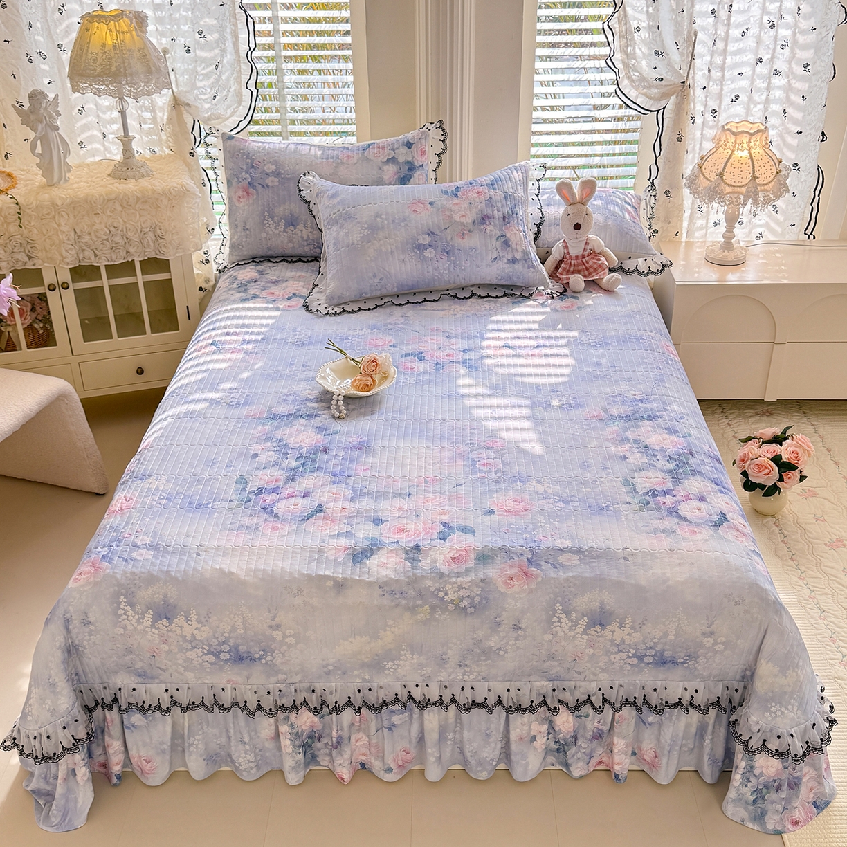 91家纺网 家纺一手货源 找家纺 绒世界 2026新款凉感丝夹棉床盖款三件套 陌上花开