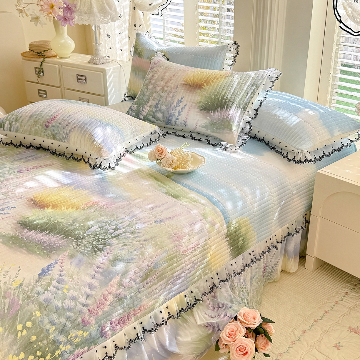 91家纺网 家纺一手货源 找家纺 绒世界 2026新款凉感丝夹棉床盖款三件套 浅薰如梦