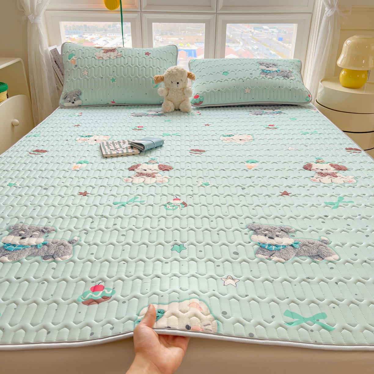 91家纺网 家纺一手货源 找家纺 丝羽坊 2026新款高密凉感丝印花乳胶凉席-平铺款 奶绿汪仔