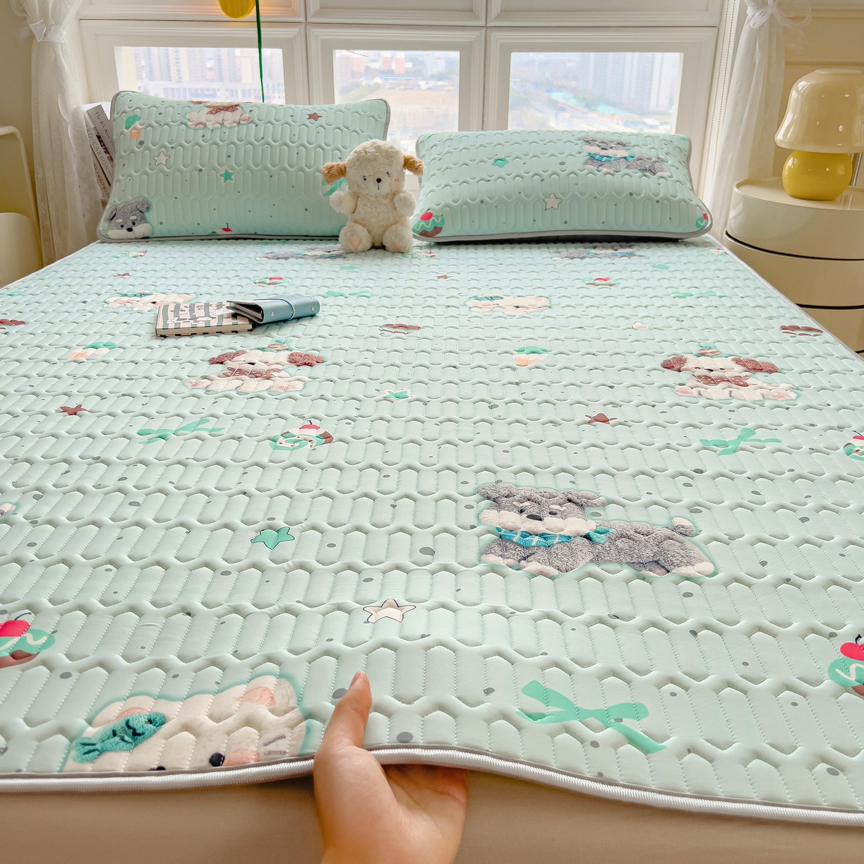 91家纺网 家纺一手货源 找家纺 丝羽坊 2026新款高密凉感丝印花乳胶凉席-平铺款 奶绿汪仔