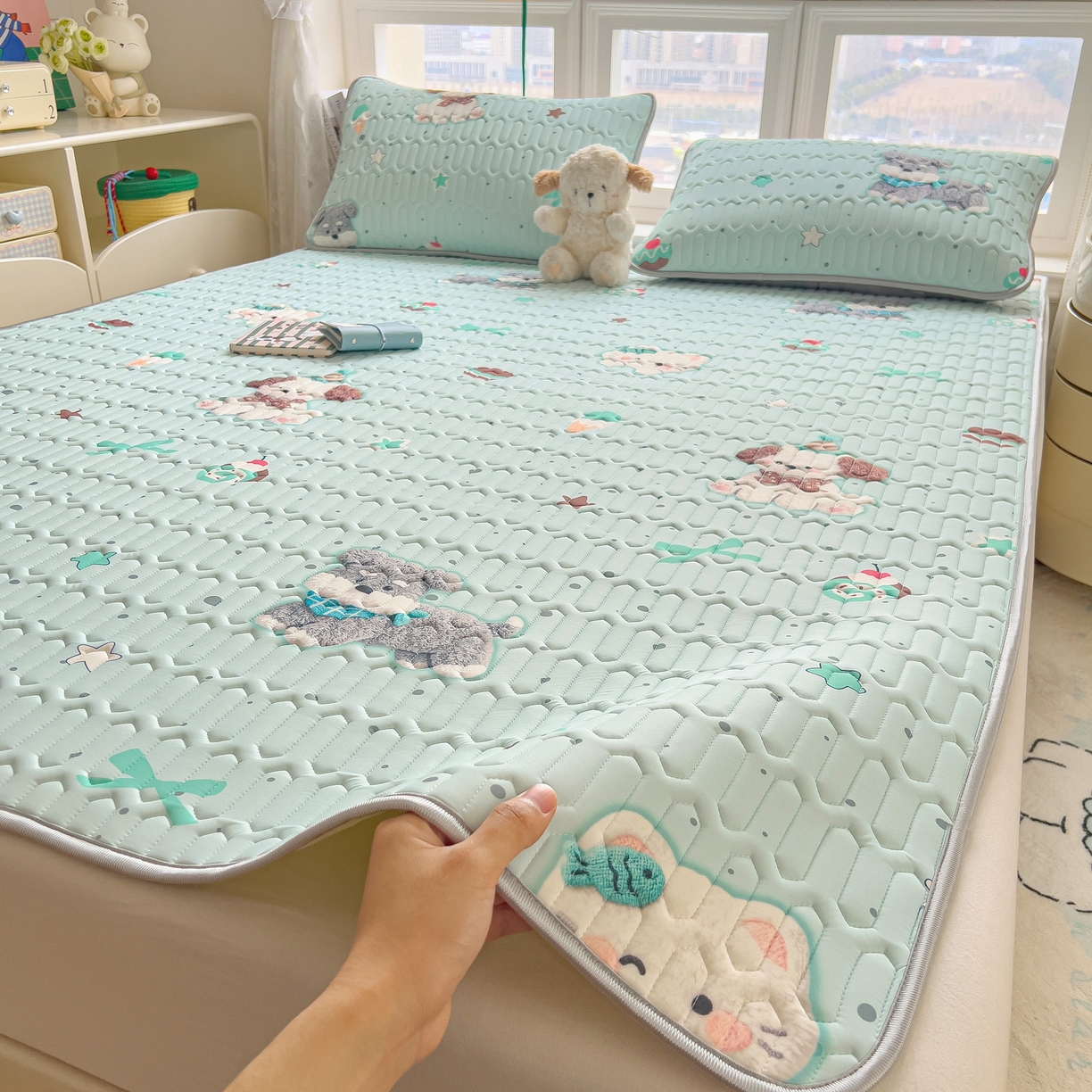 91家纺网 家纺一手货源 找家纺 丝羽坊 2026新款高密凉感丝印花乳胶凉席-平铺款 奶绿汪仔