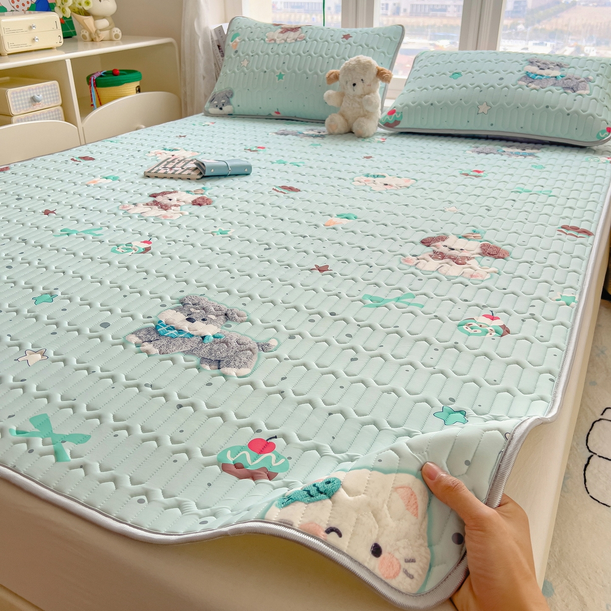 91家纺网 家纺一手货源 找家纺 丝羽坊 2026新款高密凉感丝印花乳胶凉席-平铺款 奶绿汪仔