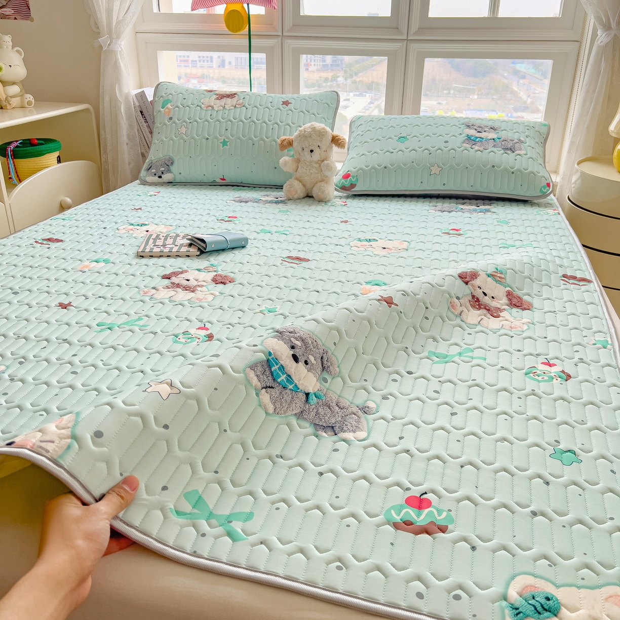 91家纺网 家纺一手货源 找家纺 丝羽坊 2026新款高密凉感丝印花乳胶凉席-平铺款 奶绿汪仔