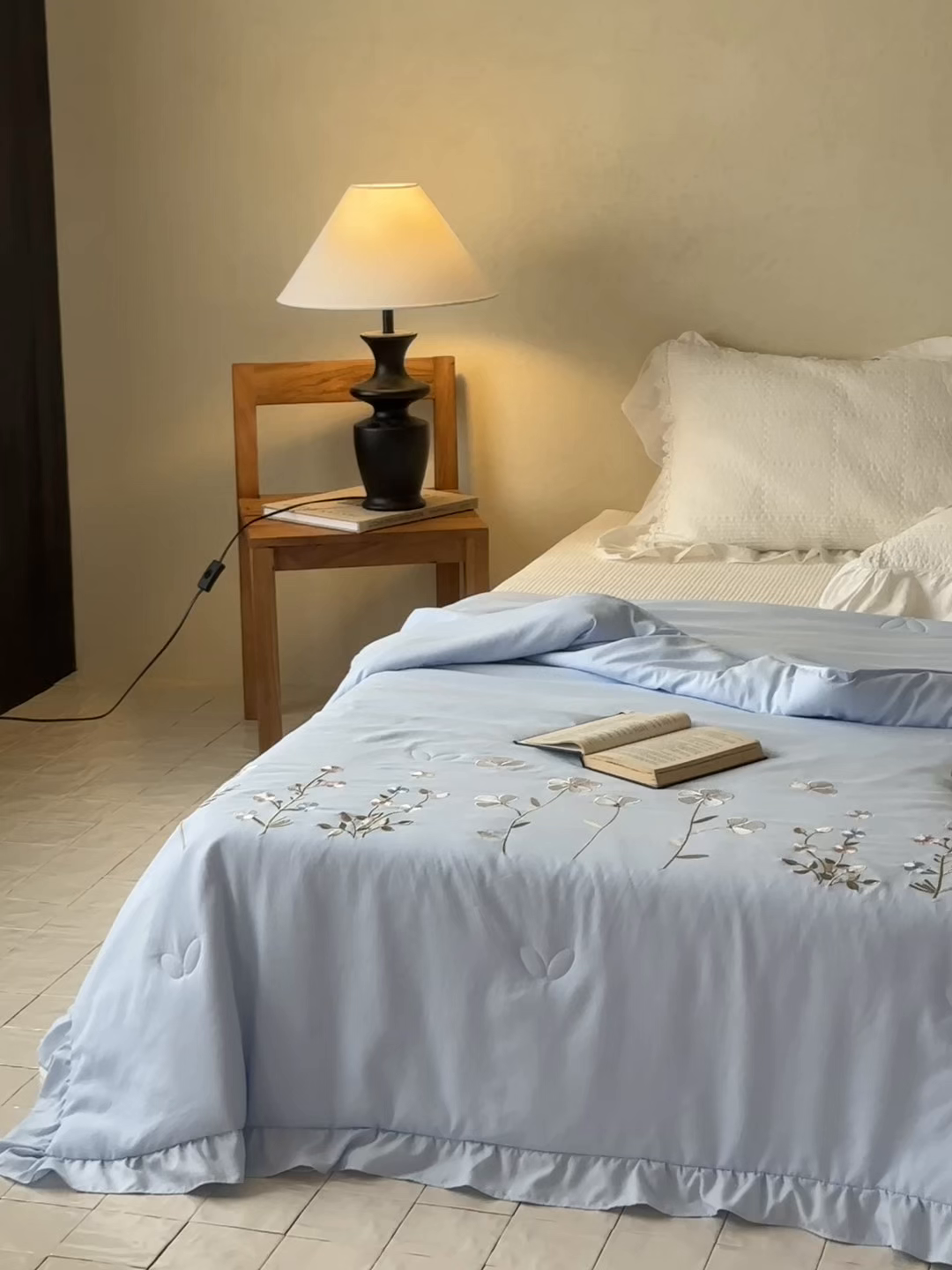 91家纺网 家纺一手货源 找家纺 一加一 2026新款亲肤凉感花边绣花大豆夏被夏凉被空调被四件套-花间序 花间序-蓝