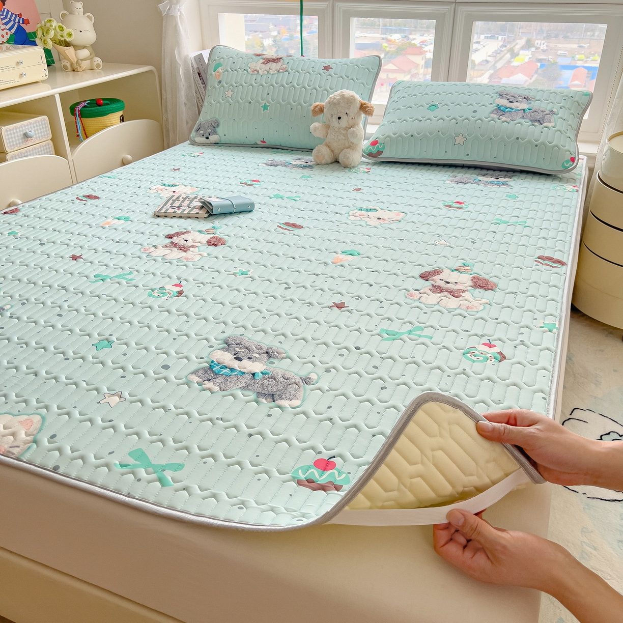 91家纺网 家纺一手货源 找家纺 丝羽坊 2026新款高密凉感丝印花乳胶凉席-平铺款 奶绿汪仔