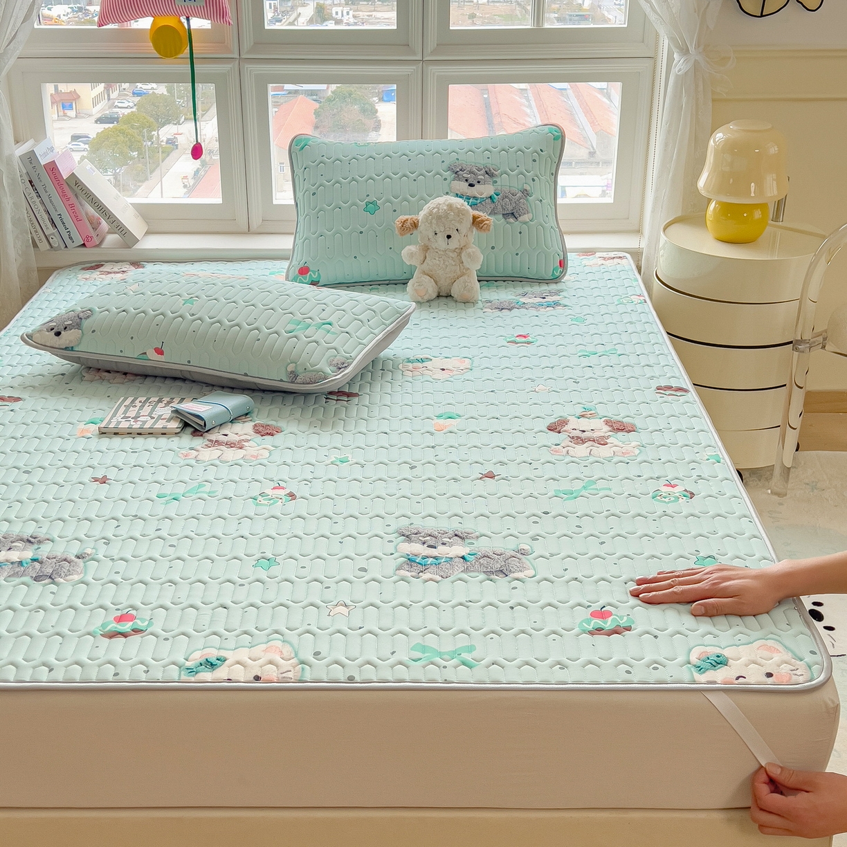 91家纺网 家纺一手货源 找家纺 丝羽坊 2026新款高密凉感丝印花乳胶凉席-平铺款 奶绿汪仔