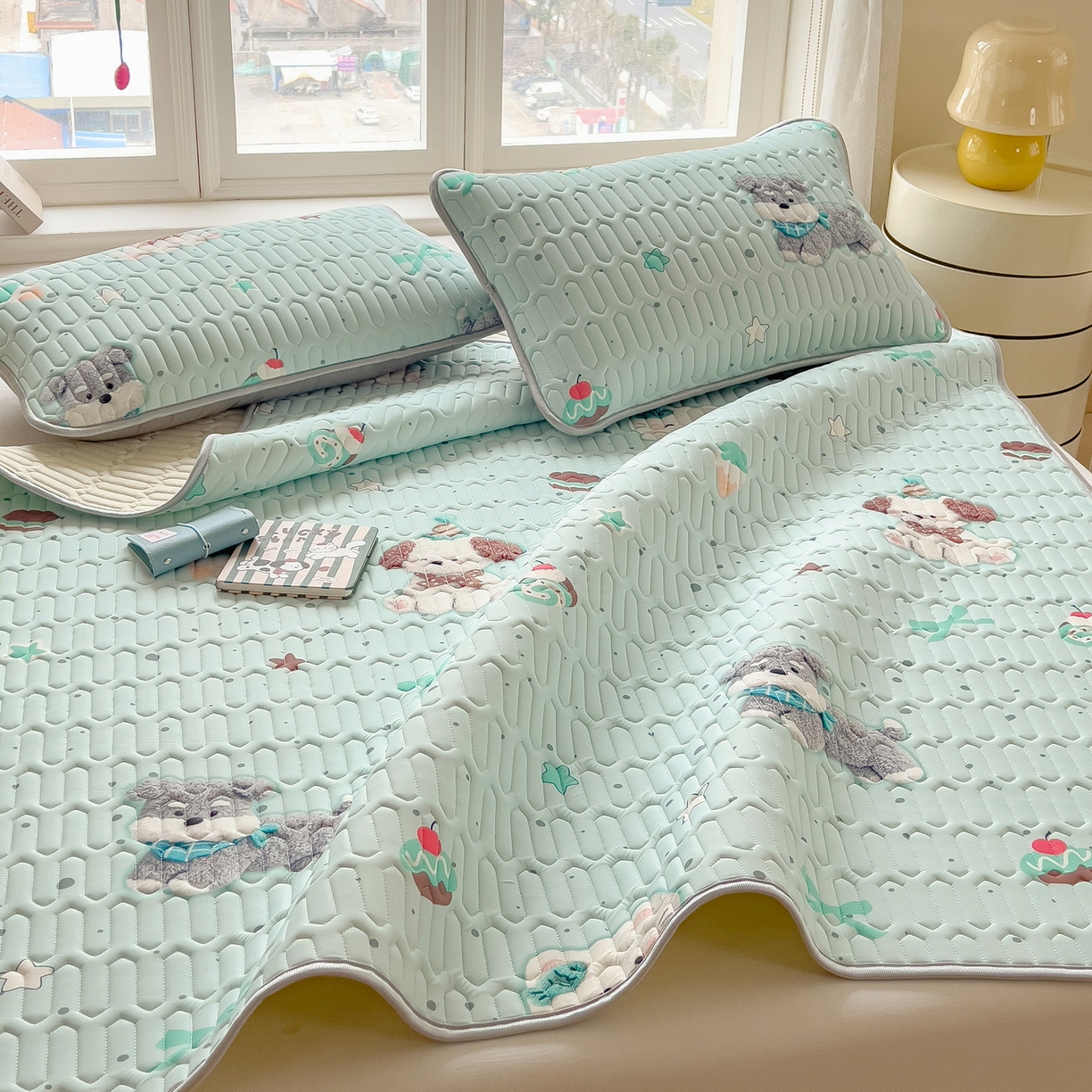 91家纺网 家纺一手货源 找家纺 丝羽坊 2026新款高密凉感丝印花乳胶凉席-平铺款 奶绿汪仔