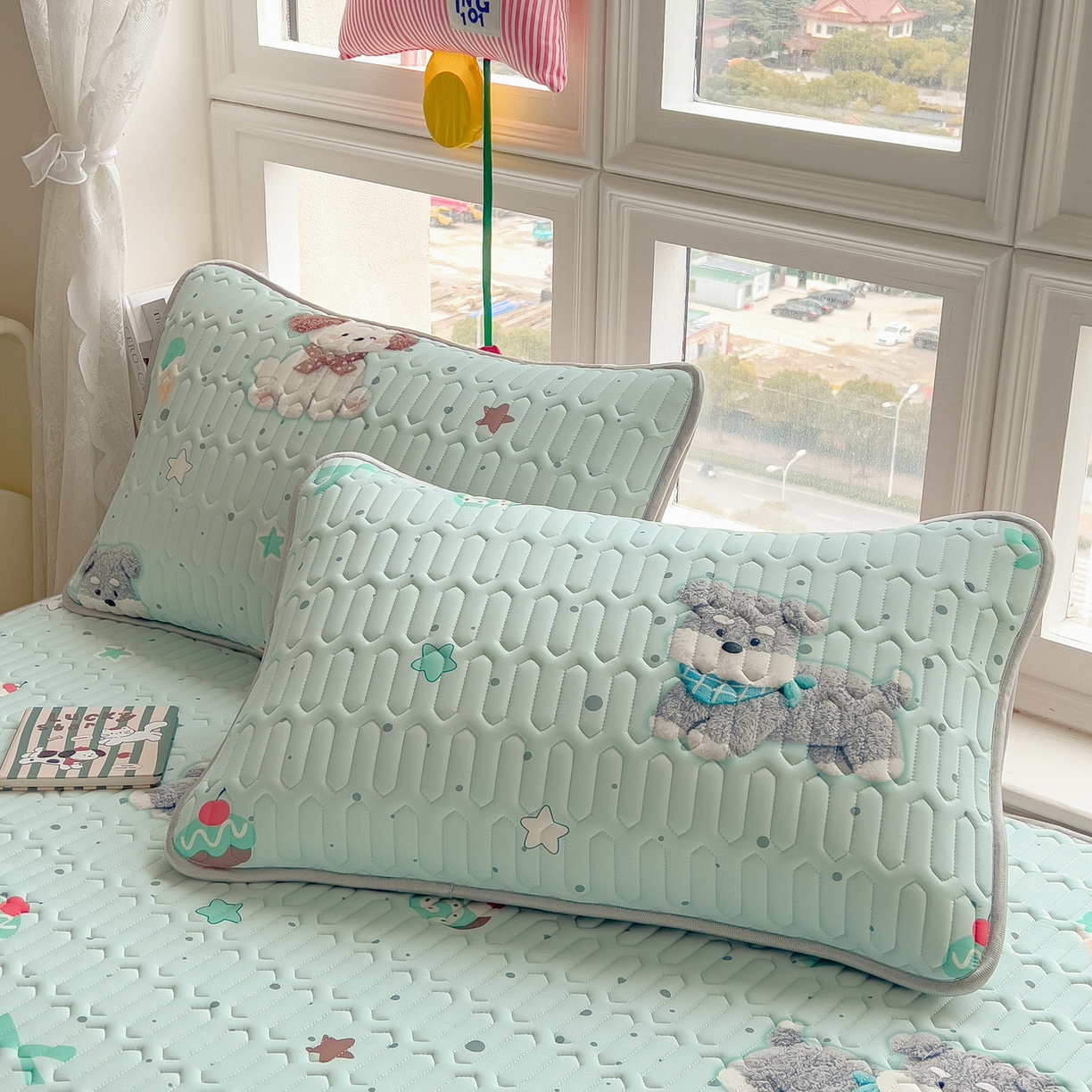 91家纺网 家纺一手货源 找家纺 丝羽坊 2026新款高密凉感丝印花乳胶凉席-平铺款 奶绿汪仔