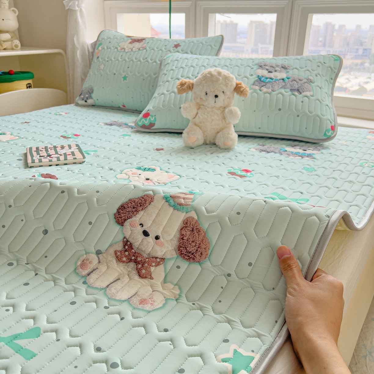 91家纺网 家纺一手货源 找家纺 丝羽坊 2026新款高密凉感丝印花乳胶凉席-平铺款 奶绿汪仔