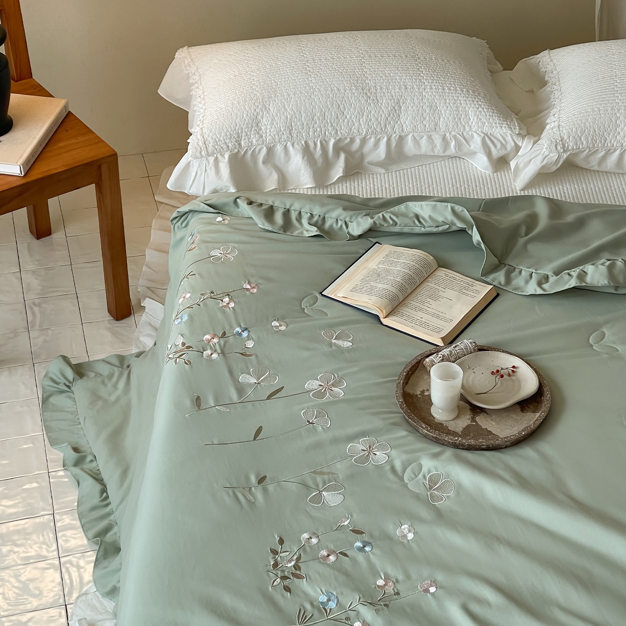 91家纺网 家纺一手货源 找家纺 一加一 2026新款亲肤凉感花边绣花大豆夏被夏凉被空调被四件套-花间序 花间序-绿