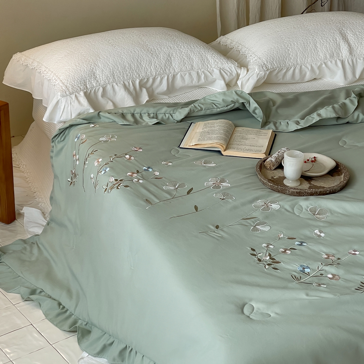 91家纺网 家纺一手货源 找家纺 一加一 2026新款亲肤凉感花边绣花大豆夏被夏凉被空调被四件套-花间序 花间序-绿