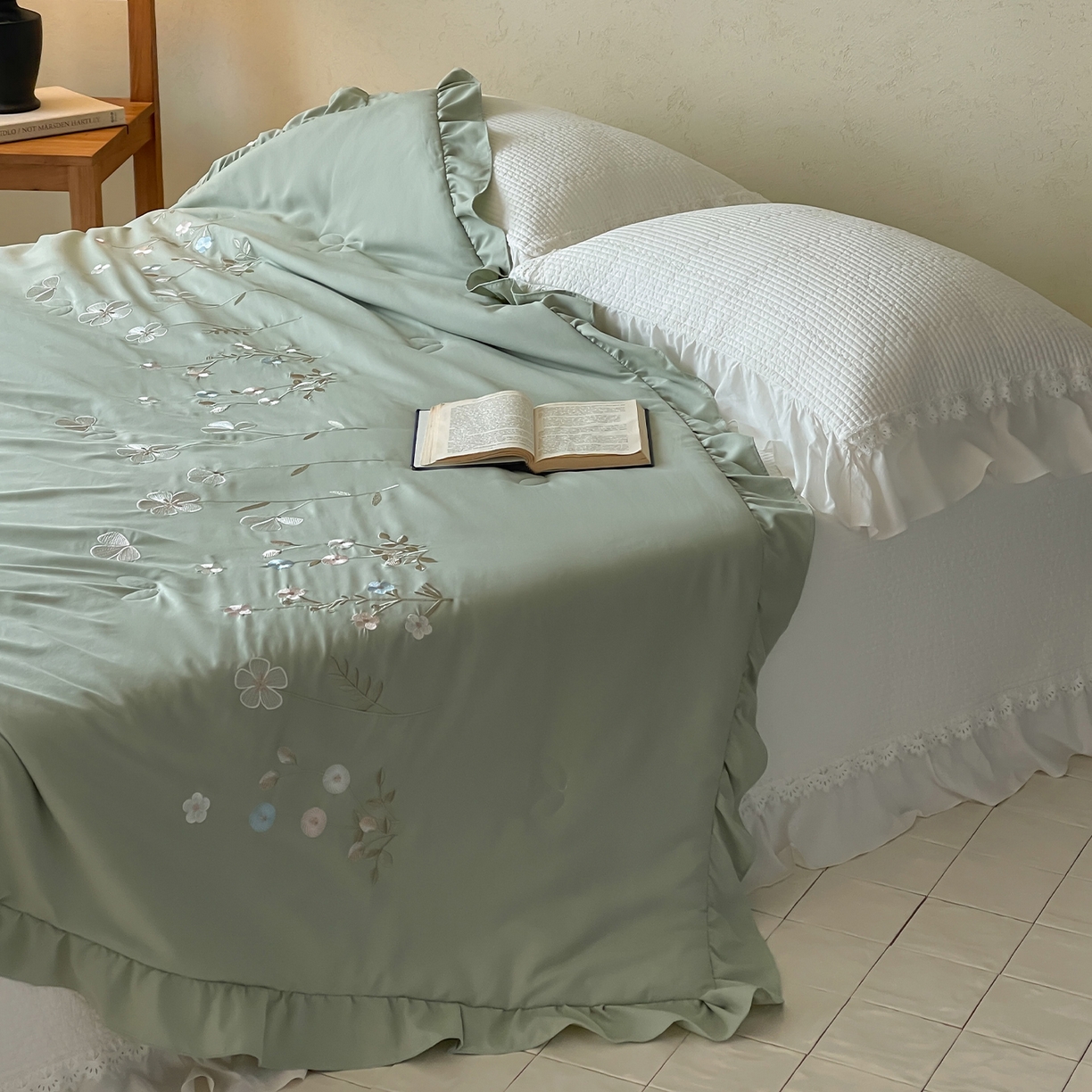 91家纺网 家纺一手货源 找家纺 一加一 2026新款亲肤凉感花边绣花大豆夏被夏凉被空调被四件套-花间序 花间序-绿