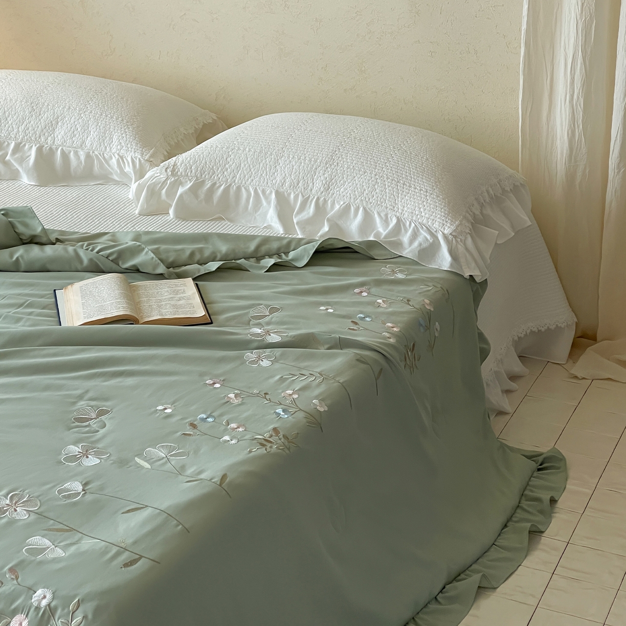 91家纺网 家纺一手货源 找家纺 一加一 2026新款亲肤凉感花边绣花大豆夏被夏凉被空调被四件套-花间序 花间序-绿