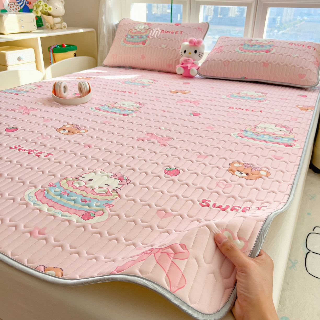 91家纺网 家纺一手货源 找家纺 丝羽坊 2026新款高密凉感丝印花乳胶凉席-平铺款 奶油猫咪