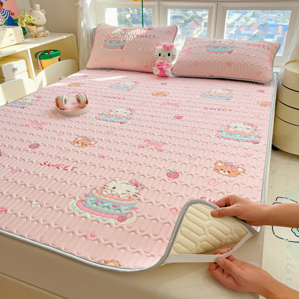 91家纺网 家纺一手货源 找家纺 丝羽坊 2026新款高密凉感丝印花乳胶凉席-平铺款 奶油猫咪