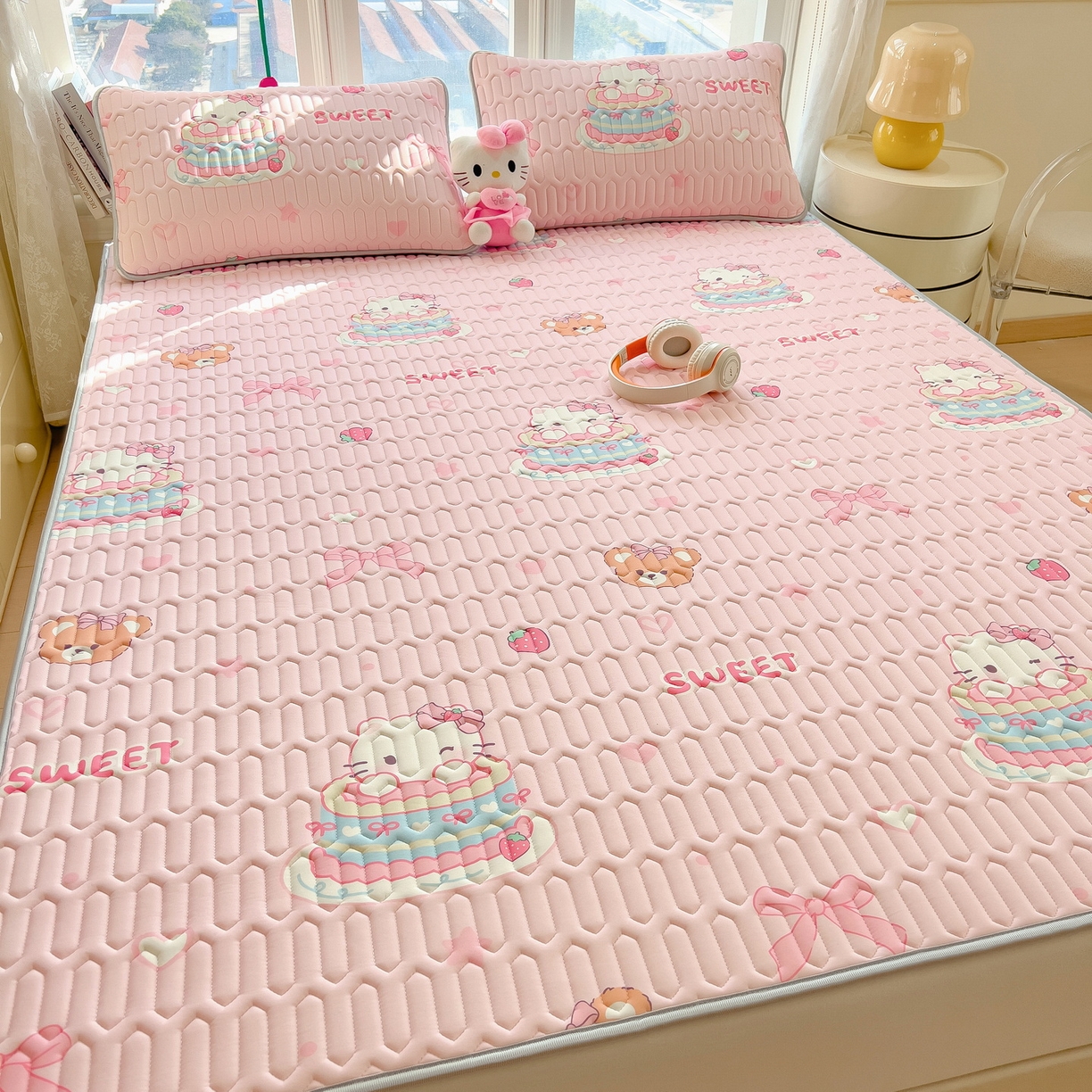 91家纺网 家纺一手货源 找家纺 丝羽坊 2026新款高密凉感丝印花乳胶凉席-平铺款 奶油猫咪