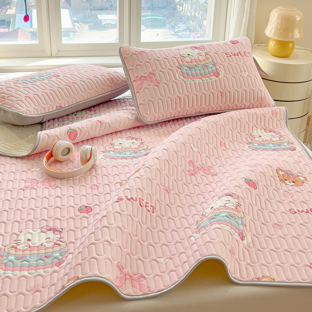 91家纺网 家纺一手货源 找家纺 丝羽坊 2026新款高密凉感丝印花乳胶凉席-平铺款 奶油猫咪