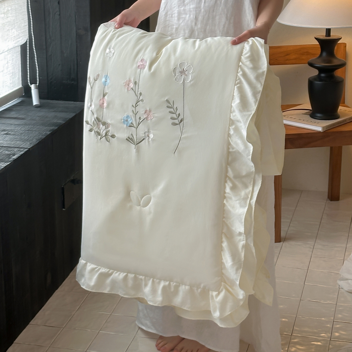 91家纺网 家纺一手货源 找家纺 一加一 2026新款亲肤凉感花边绣花大豆夏被夏凉被空调被四件套-花间序 花间序-米