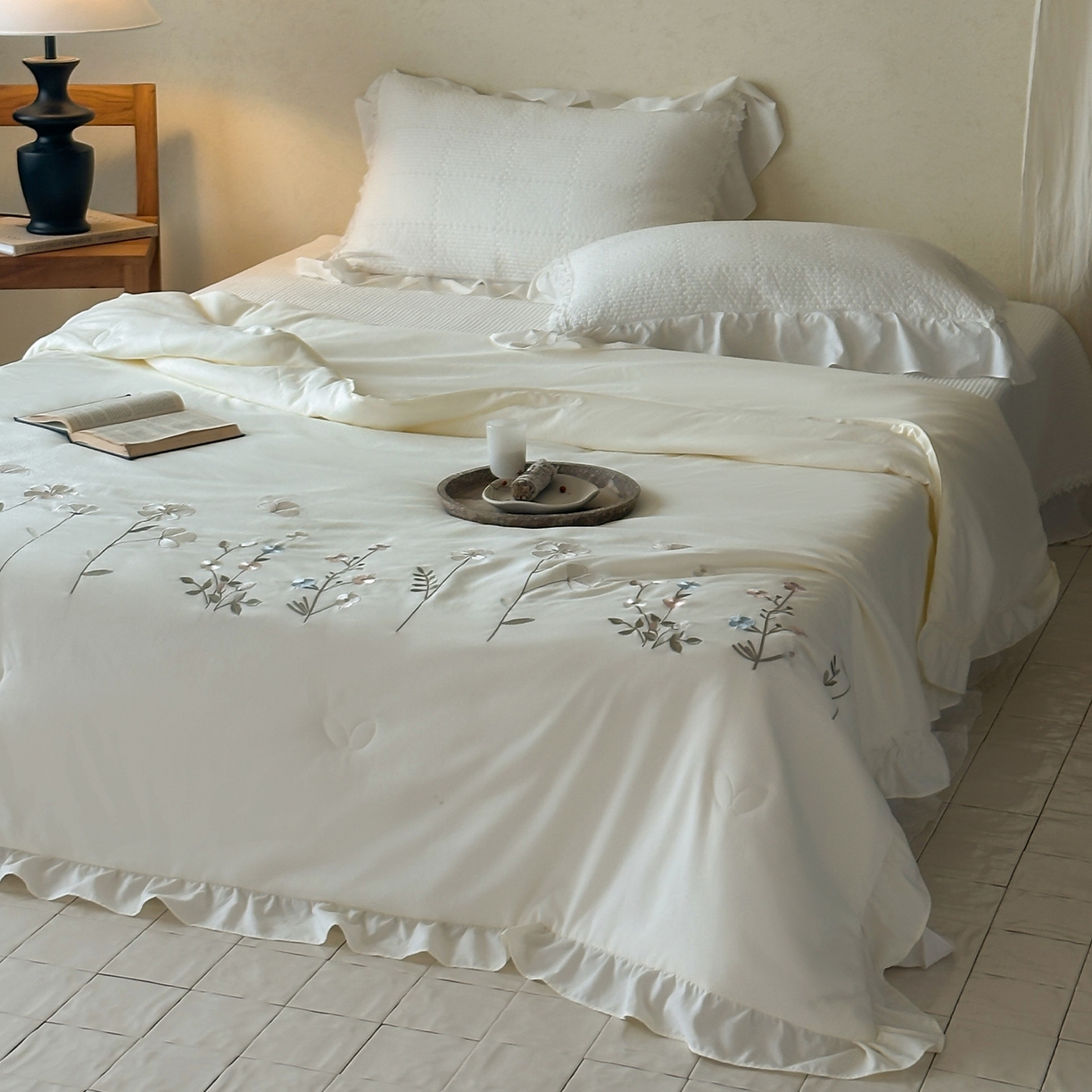 91家纺网 家纺一手货源 找家纺 一加一 2026新款亲肤凉感花边绣花大豆夏被夏凉被空调被四件套-花间序 花间序-米