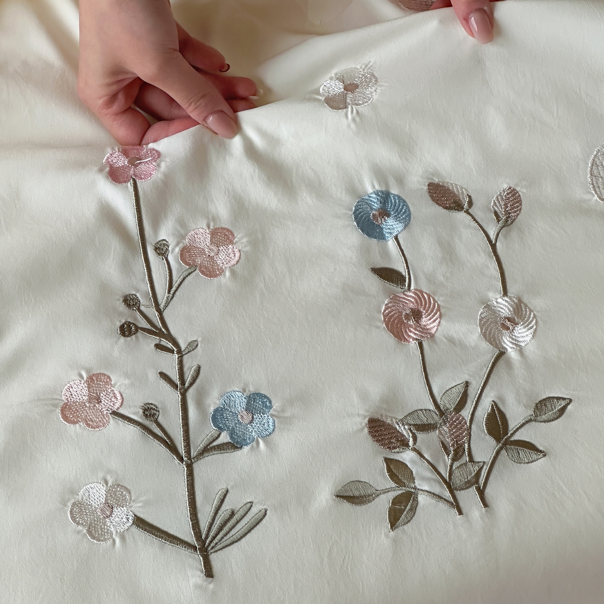 91家纺网 家纺一手货源 找家纺 一加一 2026新款亲肤凉感花边绣花大豆夏被夏凉被空调被四件套-花间序 花间序-米