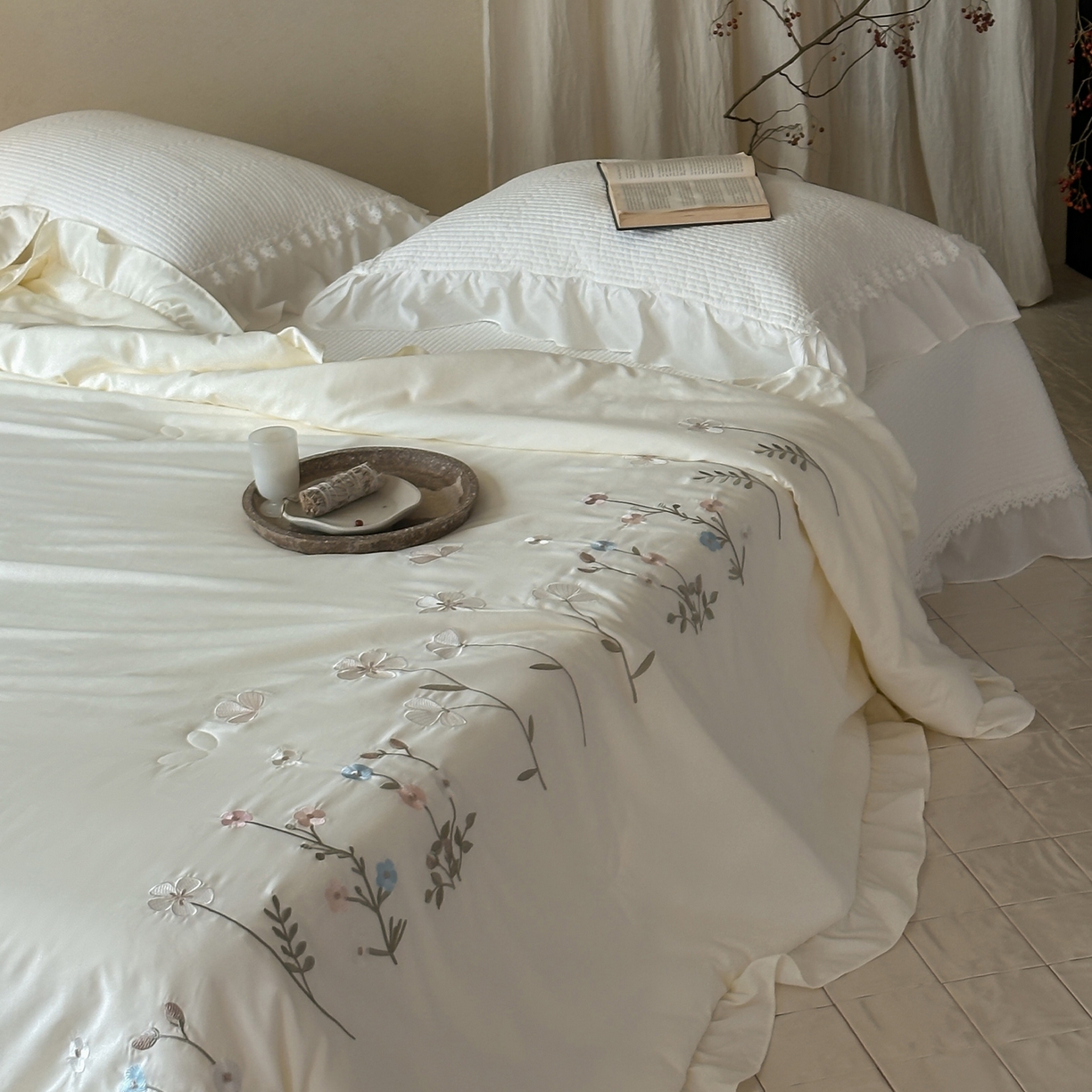 91家纺网 家纺一手货源 找家纺 一加一 2026新款亲肤凉感花边绣花大豆夏被夏凉被空调被四件套-花间序 花间序-米