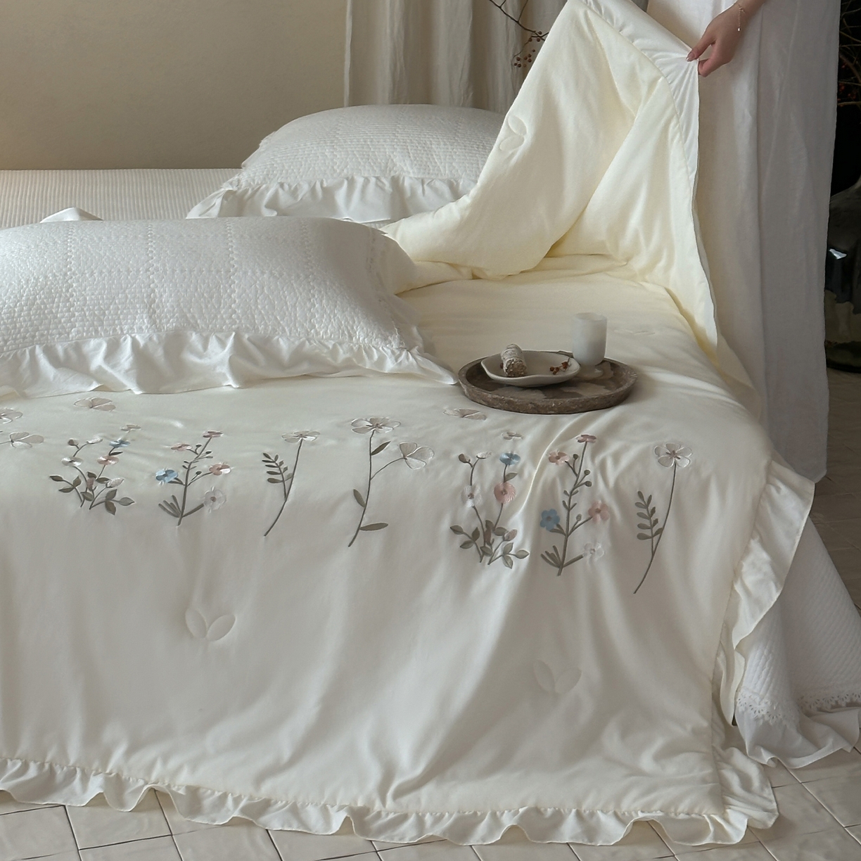 91家纺网 家纺一手货源 找家纺 一加一 2026新款亲肤凉感花边绣花大豆夏被夏凉被空调被四件套-花间序 花间序-米