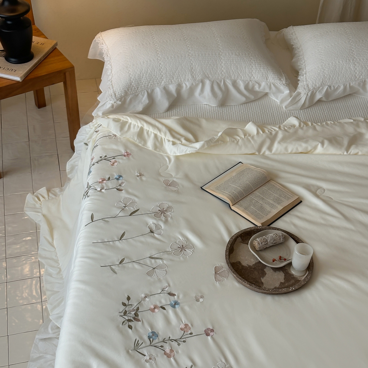 91家纺网 家纺一手货源 找家纺 一加一 2026新款亲肤凉感花边绣花大豆夏被夏凉被空调被四件套-花间序 花间序-米