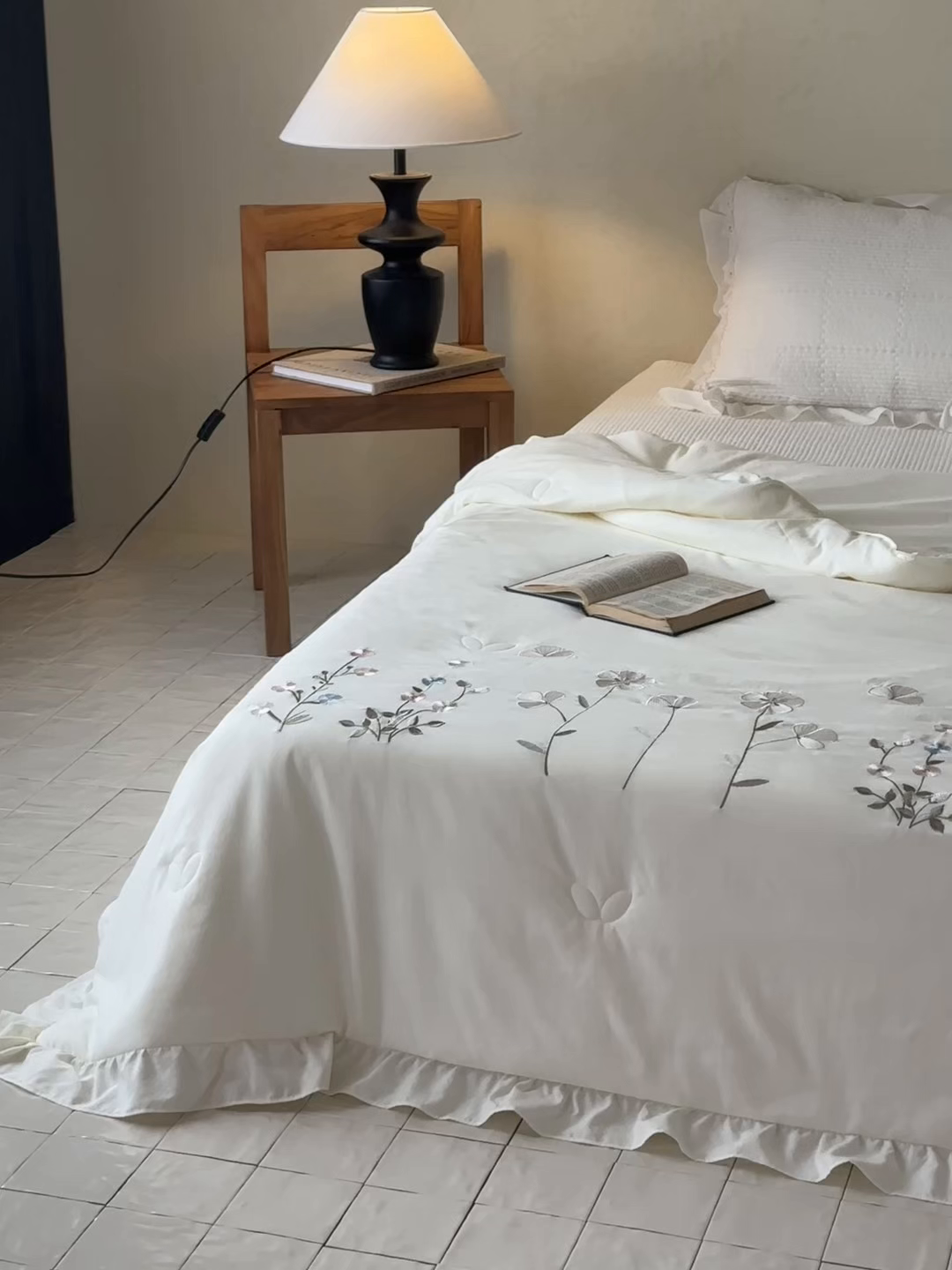 91家纺网 家纺一手货源 找家纺 一加一 2026新款亲肤凉感花边绣花大豆夏被夏凉被空调被四件套-花间序 花间序-米