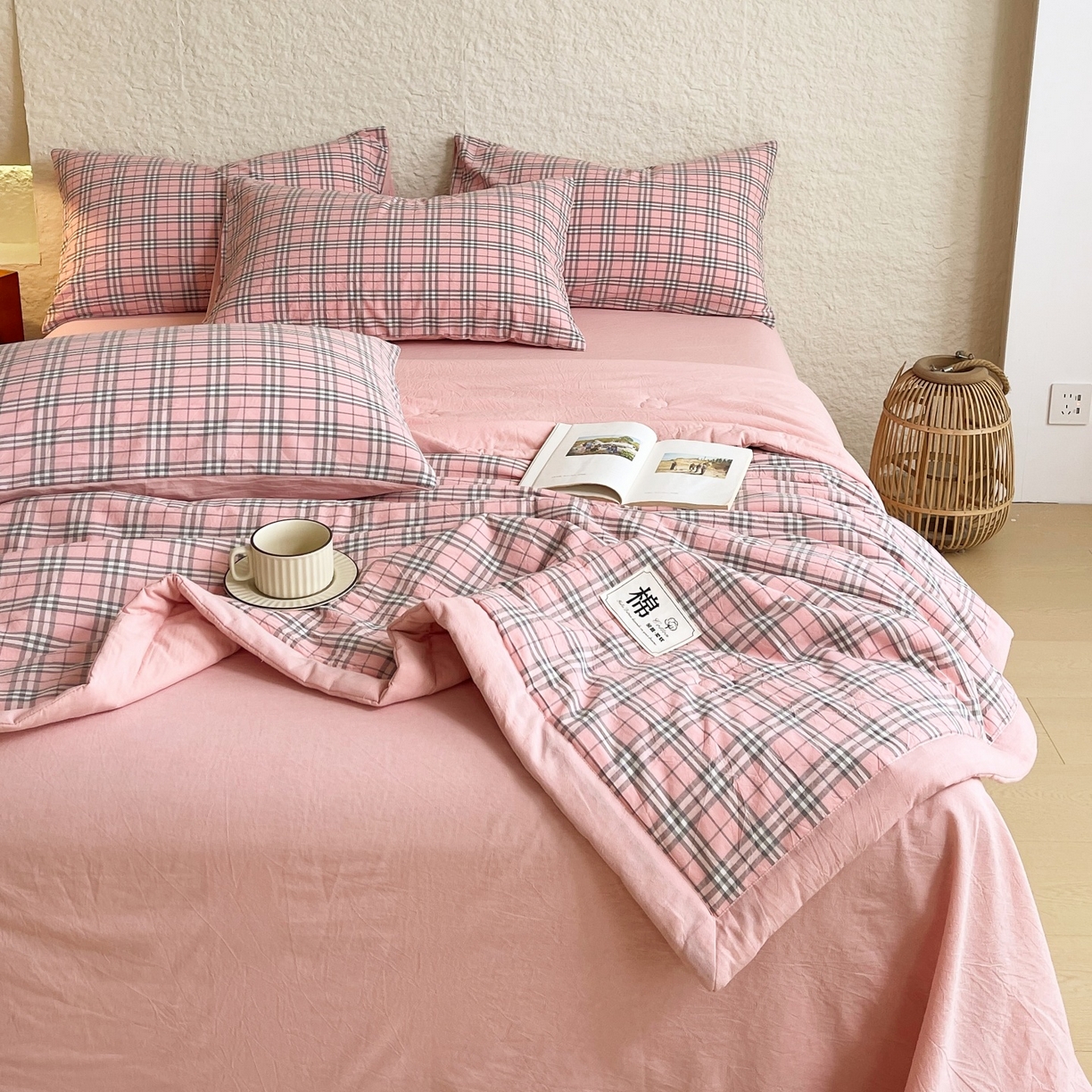 91家纺网 家纺一手货源 找家纺 梵克保罗 2026春夏新款水洗棉新疆棉花被绗缝款夏被系列单夏被夏凉被空调被 棉花被-英伦粉