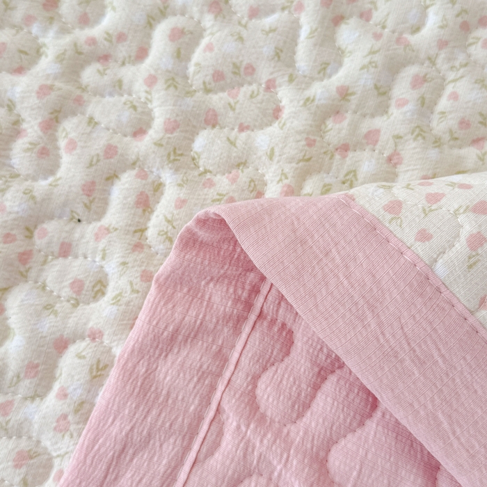 91家纺网 家纺一手货源 找家纺 999家纺 2026新款四季跑量款A类云感双层纱床盖床单三件套夹棉榻榻米炕盖(提供买家秀） 寻梦粉【简约款】