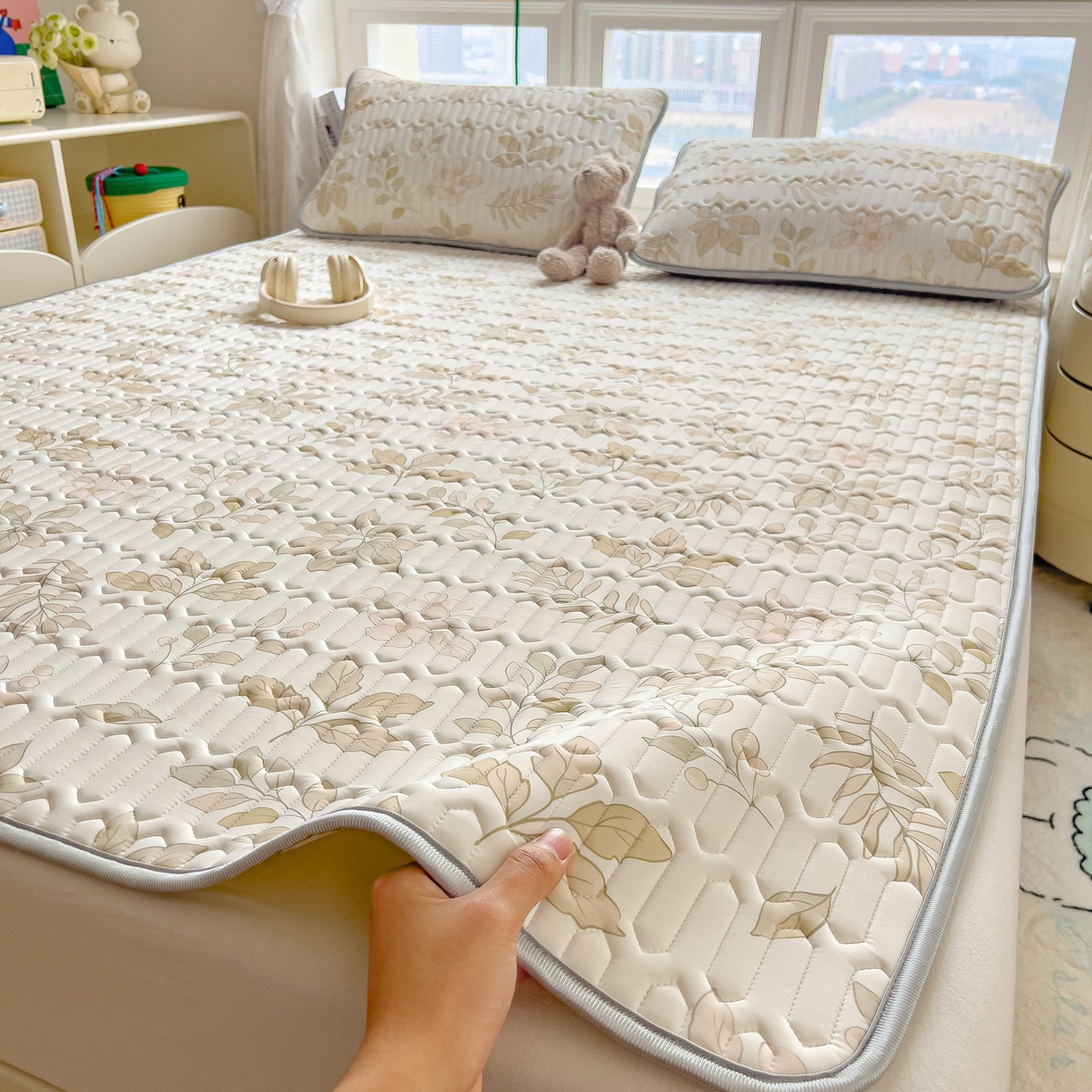 91家纺网 家纺一手货源 找家纺 丝羽坊 2026新款高密凉感丝印花乳胶凉席-平铺款 浅杏叶影