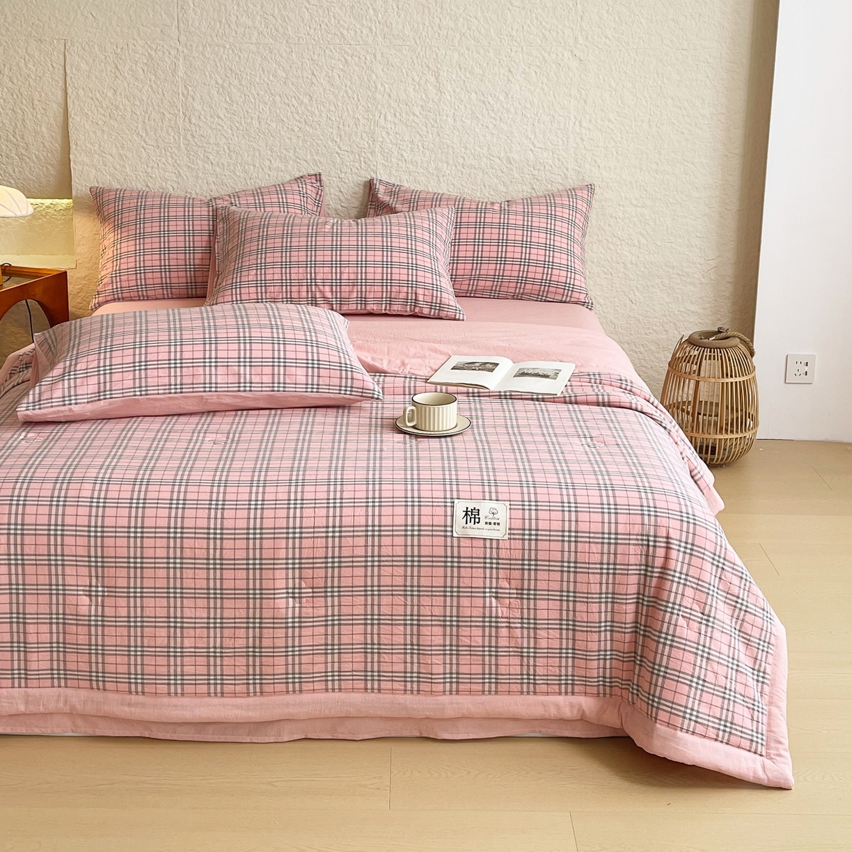 91家纺网 家纺一手货源 找家纺 梵克保罗 2026春夏新款水洗棉新疆棉花被绗缝款夏被系列单夏被夏凉被空调被 棉花被-英伦粉