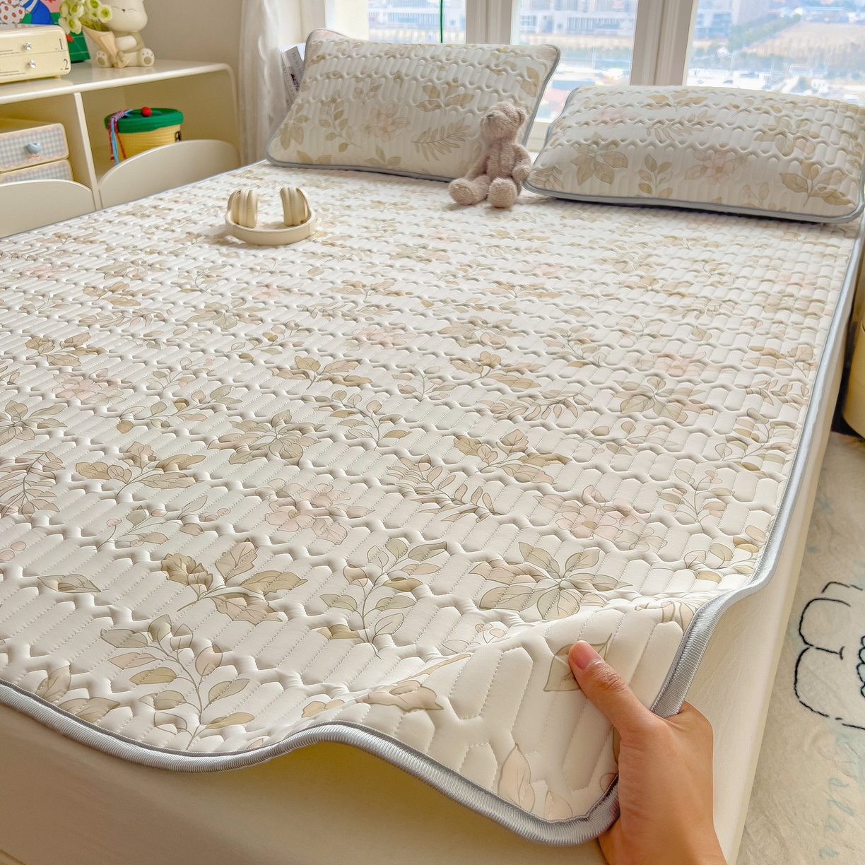 91家纺网 家纺一手货源 找家纺 丝羽坊 2026新款高密凉感丝印花乳胶凉席-平铺款 浅杏叶影