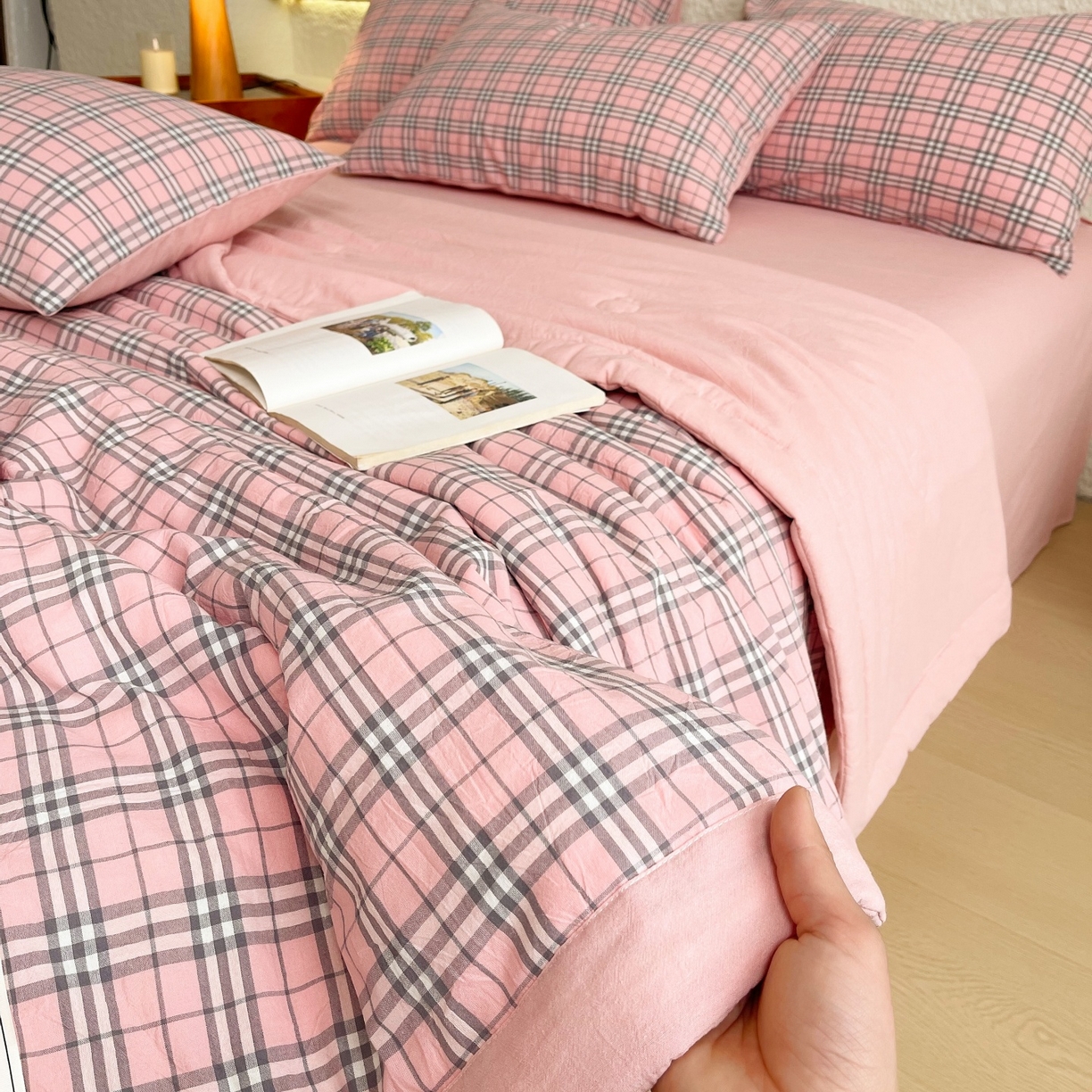 91家纺网 家纺一手货源 找家纺 梵克保罗 2026春夏新款水洗棉新疆棉花被绗缝款夏被系列单夏被夏凉被空调被 棉花被-英伦粉