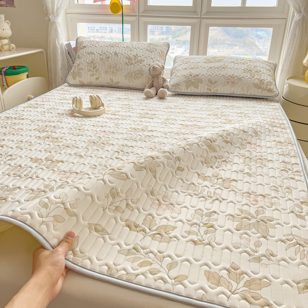 91家纺网 家纺一手货源 找家纺 丝羽坊 2026新款高密凉感丝印花乳胶凉席-平铺款 浅杏叶影