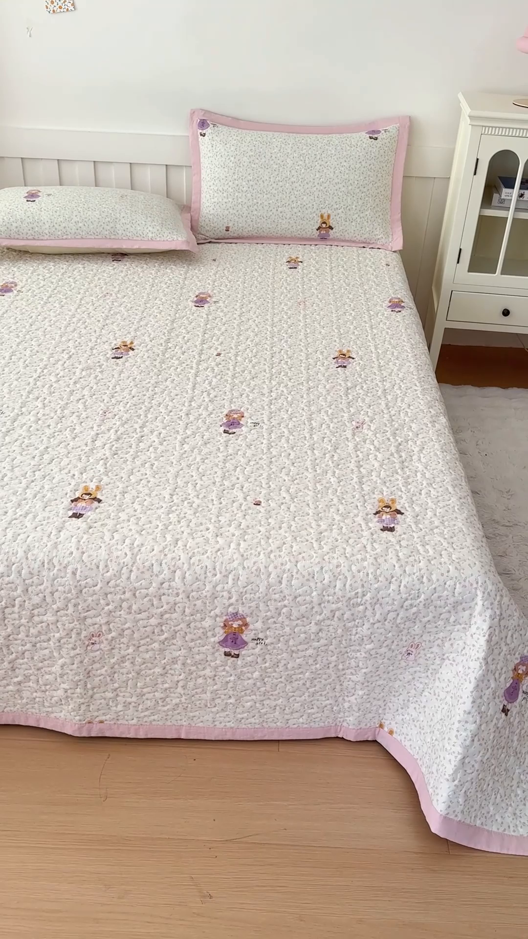 91家纺网 家纺一手货源 找家纺 999家纺 2026新款四季跑量款A类云感双层纱床盖床单三件套夹棉榻榻米炕盖(提供买家秀） 寻梦粉【简约款】