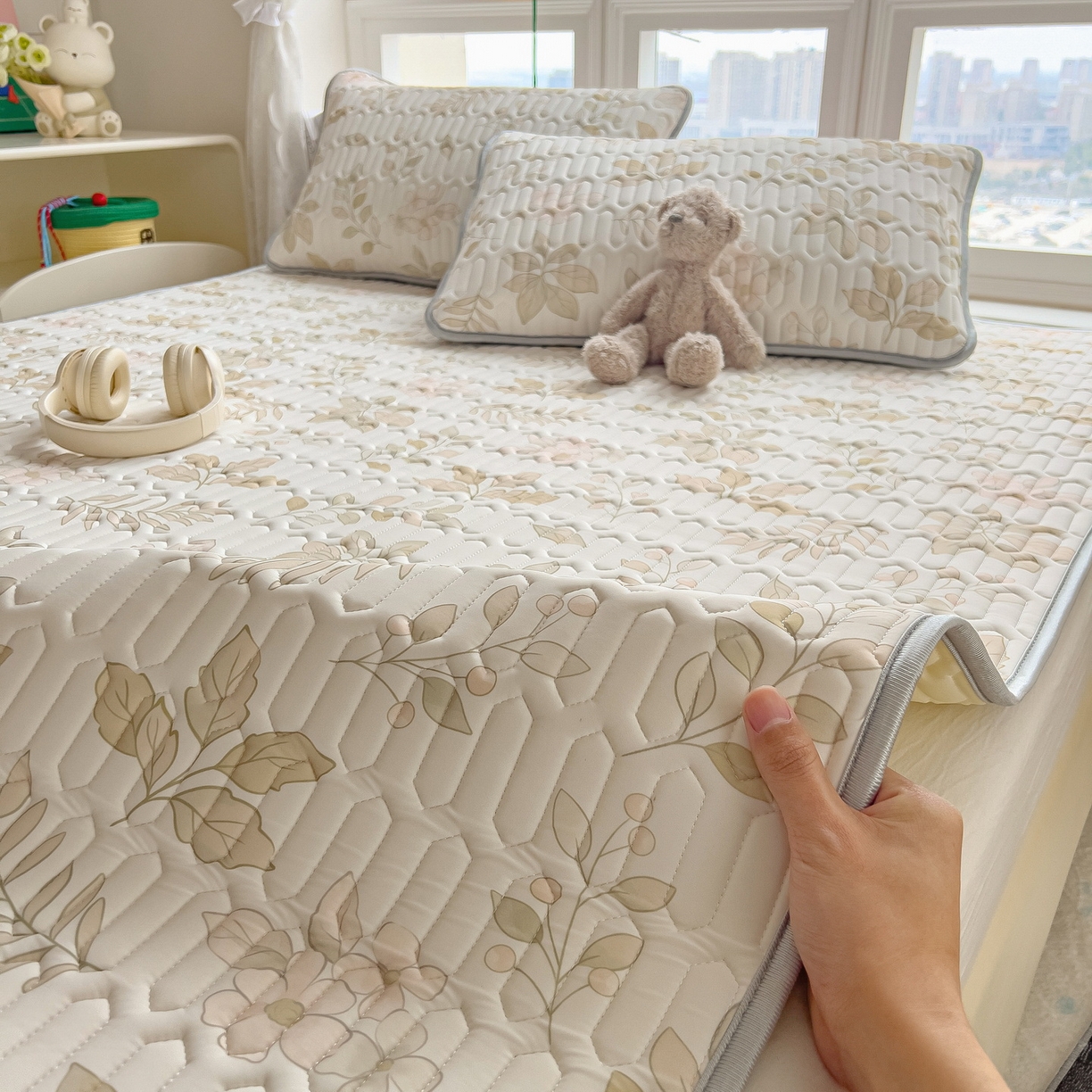 91家纺网 家纺一手货源 找家纺 丝羽坊 2026新款高密凉感丝印花乳胶凉席-平铺款 浅杏叶影