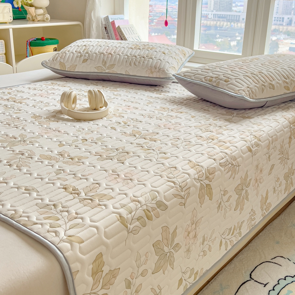 91家纺网 家纺一手货源 找家纺 丝羽坊 2026新款高密凉感丝印花乳胶凉席-平铺款 浅杏叶影