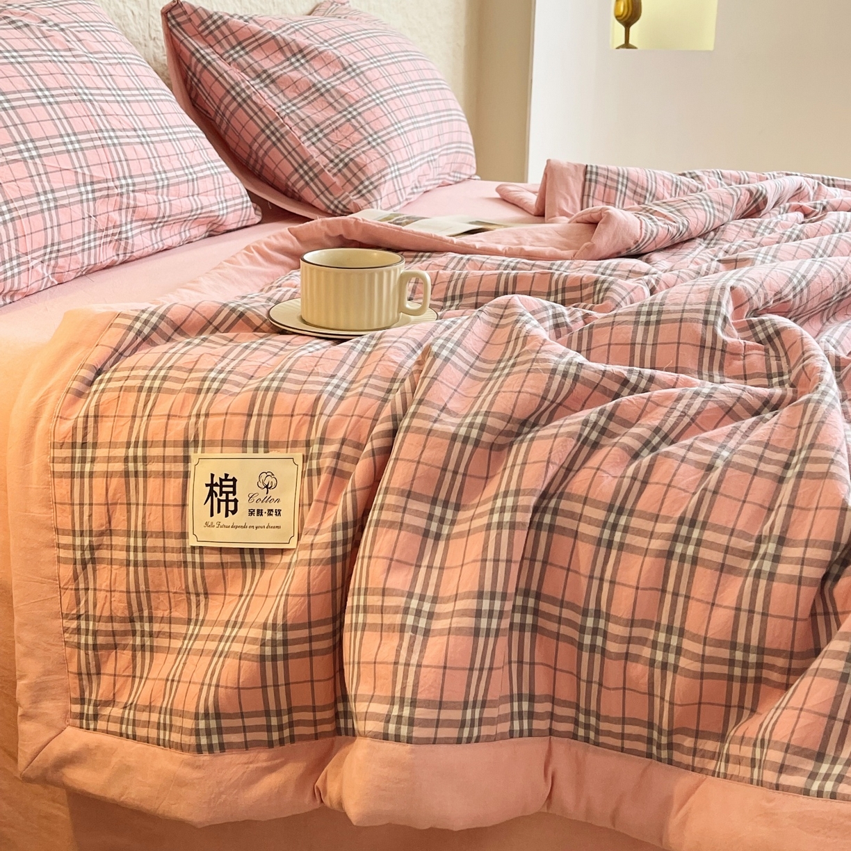 91家纺网 家纺一手货源 找家纺 梵克保罗 2026春夏新款水洗棉新疆棉花被绗缝款夏被系列单夏被夏凉被空调被 棉花被-英伦粉