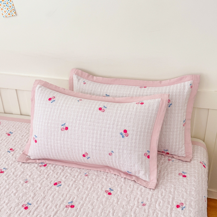 91家纺网 家纺一手货源 找家纺 999家纺 2026新款四季跑量款A类云感双层纱床盖床单三件套夹棉榻榻米炕盖(提供买家秀） 樱桃格【简约款】