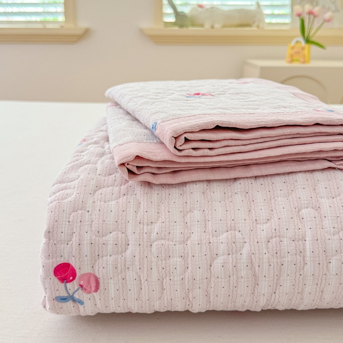 91家纺网 家纺一手货源 找家纺 999家纺 2026新款四季跑量款A类云感双层纱床盖床单三件套夹棉榻榻米炕盖(提供买家秀） 樱桃格【简约款】