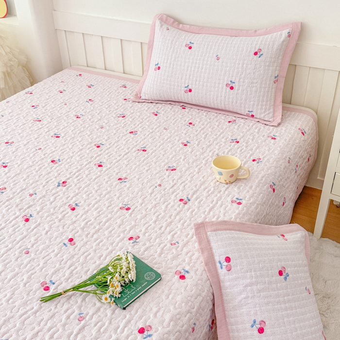 91家纺网 家纺一手货源 找家纺 999家纺 2026新款四季跑量款A类云感双层纱床盖床单三件套夹棉榻榻米炕盖(提供买家秀） 樱桃格【简约款】
