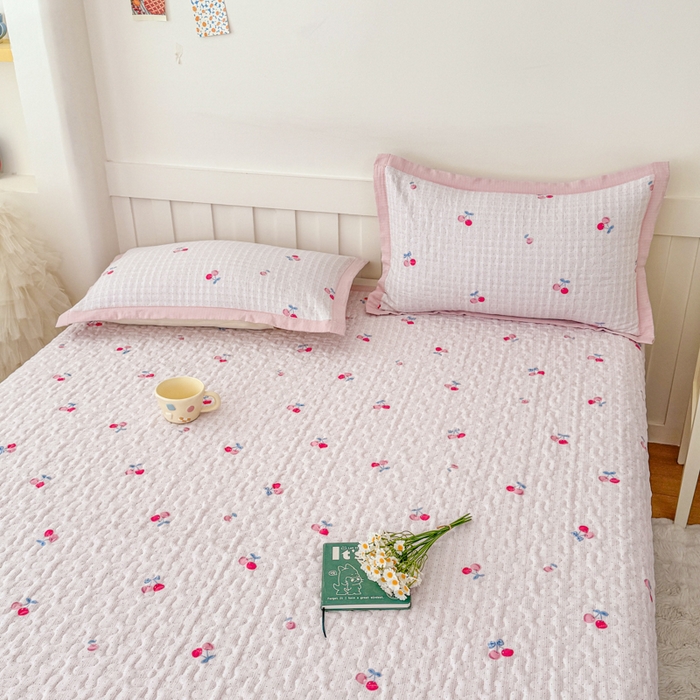 91家纺网 家纺一手货源 找家纺 999家纺 2026新款四季跑量款A类云感双层纱床盖床单三件套夹棉榻榻米炕盖(提供买家秀） 樱桃格【简约款】