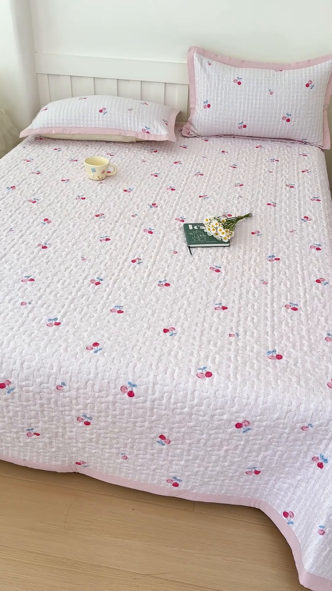 91家纺网 家纺一手货源 找家纺 999家纺 2026新款四季跑量款A类云感双层纱床盖床单三件套夹棉榻榻米炕盖(提供买家秀） 樱桃格【简约款】